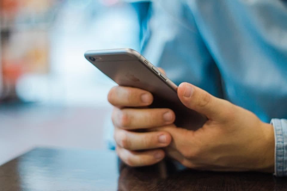 Akıllı telefondan alışveriş yapan kişi