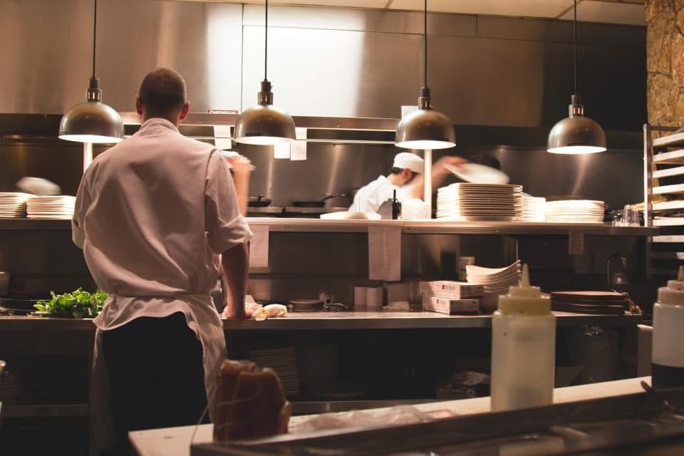 Restoran mutfağında çalışan aşçılar